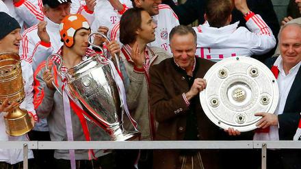 Uli Hoeneß feierte am Sonntag in München mit den Spielern. Tags zuvor freute sich der Bayern-Präsident eher leise.