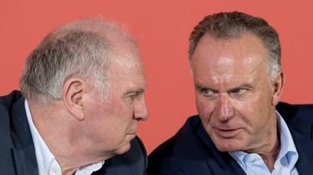 Der Präsident des Fußball-Bundesligisten FC Bayern München, Uli Hoeneß (l), und der Vorstandsvorsitzende Karl-Heinz Rummenigge haben offenbar einen neuen Sportdirektor gefunden.