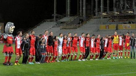 Das Union-Gefühl: Noch lange nach dem Abpfiff feierte die Mannschaft mit den Fans den Sieg gegen Köln.