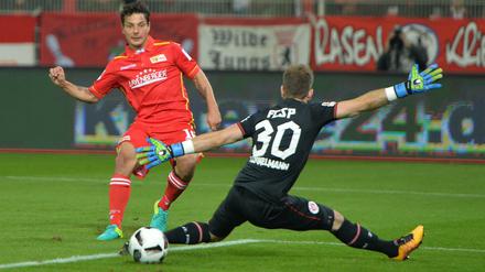 Vorbei das Ding, aber am Torhüter. Philipp Hosiner erzielt in dieser Szene das 1:0 für den 1. FC Union gegen St. Pauli. 