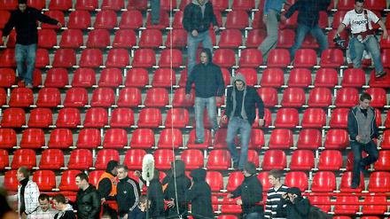 Tatsächlich aber hatten sich rund 1000 Eintracht-Fans Karten für das Spiel beschafft und stürmten in der ersten Halbzeit den leeren Gästeblock.