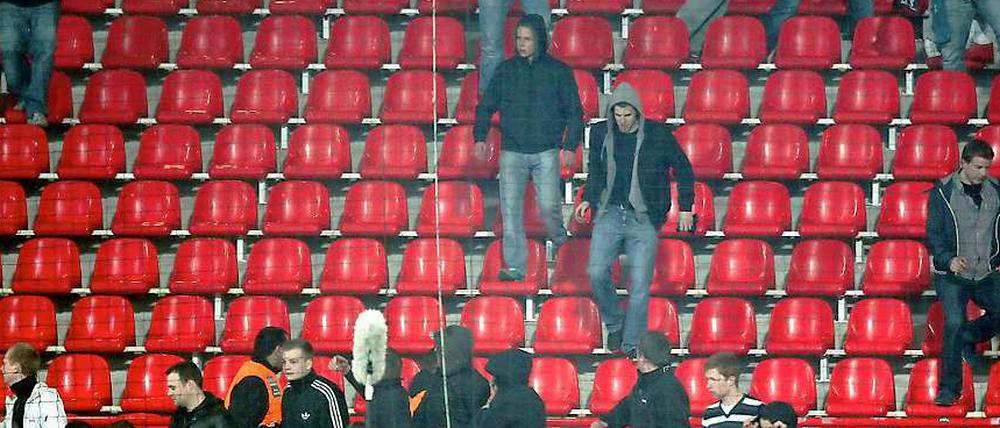 Tatsächlich aber hatten sich rund 1000 Eintracht-Fans Karten für das Spiel beschafft und stürmten in der ersten Halbzeit den leeren Gästeblock.