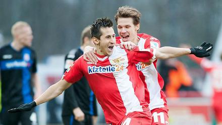 Torschütze Steven Skrzybski (li.) und Maximilian Thiel vom 1. FC Union bejubeln das 1:0. 