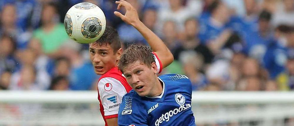 Bielefelds Fabian Klos (r) und der Berliner Damir Kreilach kämpfen um den Ball.