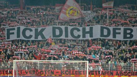 Vulgärer Imperativ: Schon im Heimspiel gegen Eintracht Frankfurt in der vergangenen Saison zeigten die Union-Fans deutlich, was sie von der DFB-Entscheidung halten, den Frankfurter Fans zu verbieten, ins Stadion zu kommen.