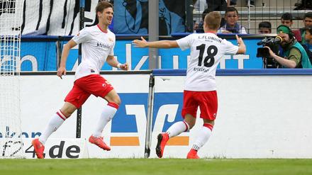 Unions Maximilian Thiel (li.) traf zum 1:0 beim FSV Frankfurt.