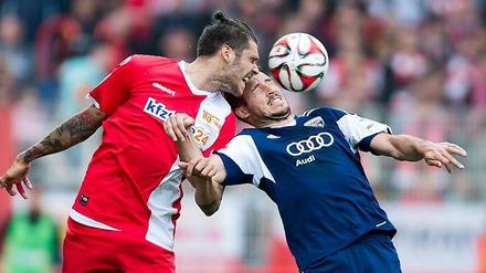 Kopf an Kopf: Beim Spiel zwischen dem 1. FC Union und dem FC Ingolstadt können beide Vereine ihren Vorsprung nicht bis zum Schlusspfiff verteidigen.