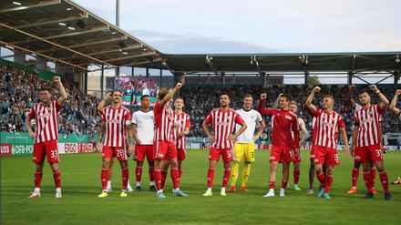 Die Spieler von Union Berlin feiern den Einzug in die zweite Pokalrunde.