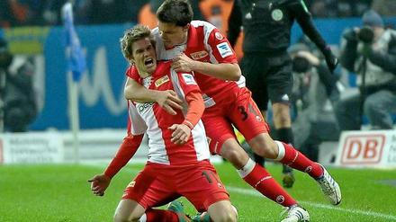 Da glänzten die Eisernen noch: Torschütze Simon Terrode (l.) und Fabian Schönheim jubeln über das 1:0 gegen Hertha BSC. Am Ende reichte es "nur" zum 2:2-Unentschieden.