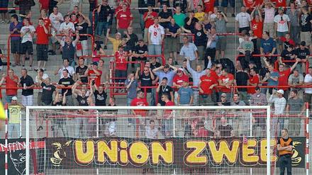 Allein gelassen: Die Fans vom 1. FC Union, die auch ihre zweite Mannschaft unterstützen.