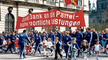 Sport als Paradedisziplin. Zum 1. Mai 1975 bedanken sich Sportlerinnen und Sportler des Berliner TSC bei ihrer Partei.