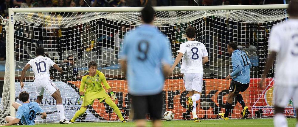 Uruguay - Frankreich: Das zweite Spiel der WM beginnt gleich mit einer Chance für den Franzosen Sidney Govou, der in der 7. Minute das Tor nur knapp rechts verpasst.