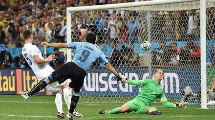 Der Moment der Entscheidung. Luis Suarez trifft zum 2:1 für Uruguay - und England damit mitten ins Herz.