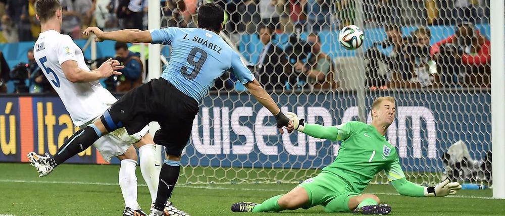 Der Moment der Entscheidung. Luis Suarez trifft zum 2:1 für Uruguay - und England damit mitten ins Herz.