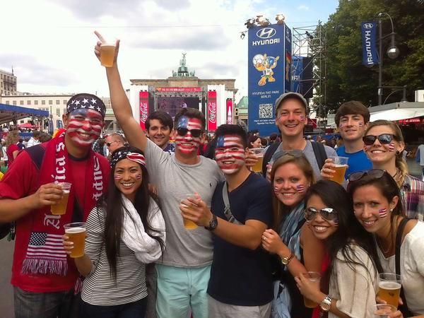 Cheers! US-Fans vor dem Spiel gegen Deutschland am Brandenburger Tor.