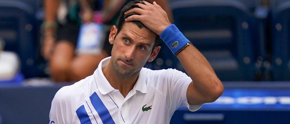 Was hab' ich nur getan?! Novak Djokovic fasst sich an den Kopf, nachdem er eine Linienrichterin mit einem Ball getroffen hat.