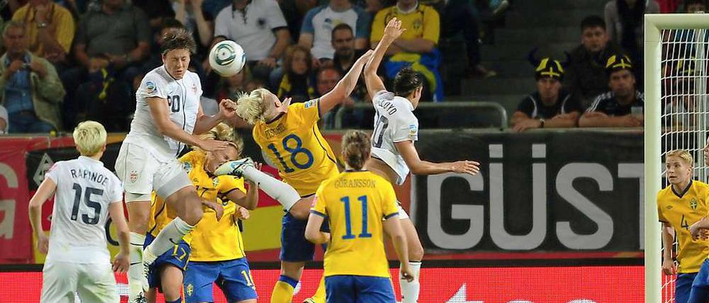 Turbulent ging's zu zwischen den USA und Schweden. Hier steigt Abby Wambach (2. v. l.) zum Kopfball für die Amerikanerinnen hoch.