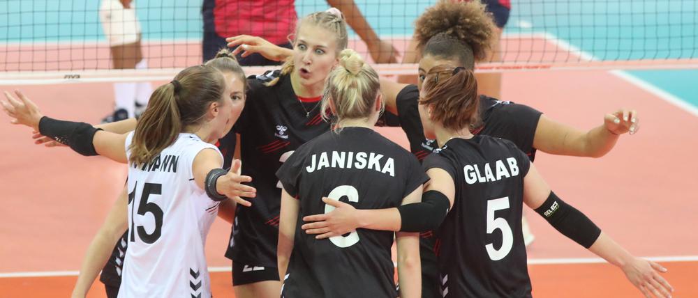 Die deutschen Volleyballerinnen überzeugen mit großem Kampfgeist.