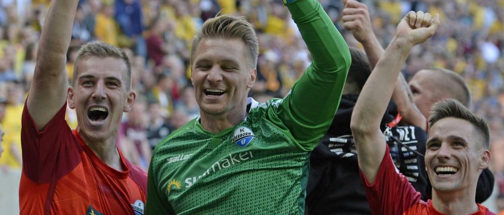 Michael Ratajczak (grünes Trikot) jubelt über den Aufstieg in die Bundesliga. 