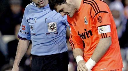 Iker Casillas hält sich im Pokalspiel gegen Valencia seinen verletzten Daumen.