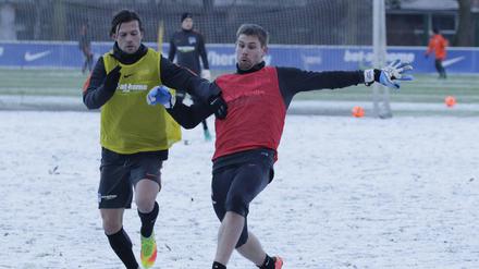 Valentin Stocker (links) hat gute Chancen, zum Bundesliga-Auftakt in der Startelf von Hertha BSC zu stehen. 