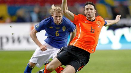 Van Bommels (rechts) Knieverletzung soll sich im EM-Qualifikationsspiel gegen Moldau verschlimmert haben. Dennoch lief der Niederländer am Dienstagabend gegen Schweden auf.