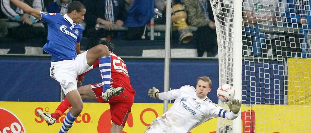 Tanz den Felix Magath! Schalkes Joel Matip (l.) und Manuel Neuer inszenieren gemeinsam mit Ruud van Nistelrooy (M.) das 1:0 für den HSV