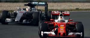 Lewis Hamilton (im Hintegrund) hatte gegen Sebastian Vettel bei den Testfahrten in Barcelona klar das Nachsehen.
