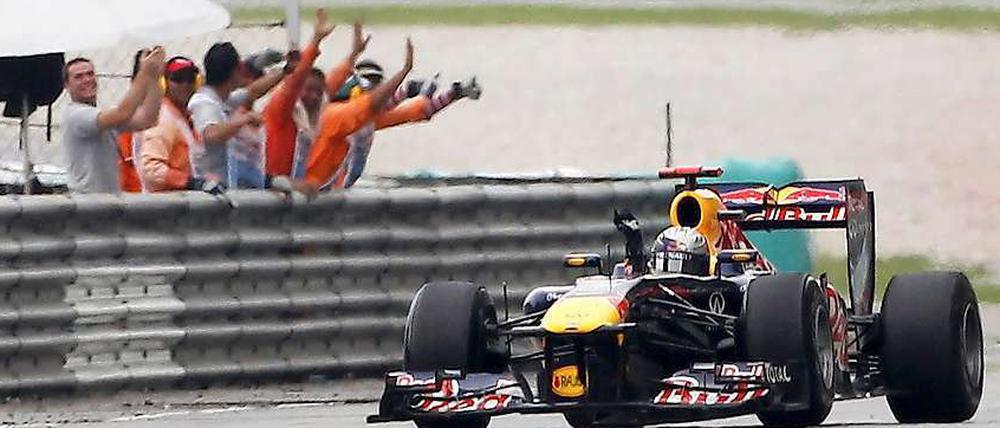 Jubel aus der Box: Team-Mitglieder von Red Bull freuen sich über den souveränen Sieg von Sebastian Vettel in Malaysia.
