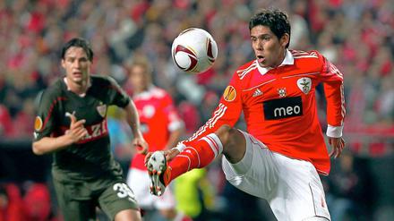 Und hoch das Bein: Benficas Franco Jara zeigt seine technische Fähigkeiten. Christian Träsch im Hintergrund schaut durchaus beeindruckt zu.