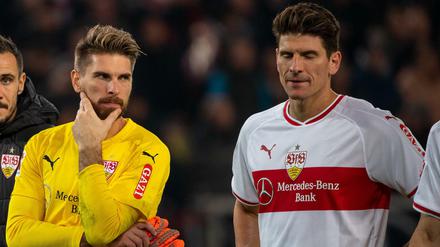 Die Stuttgarter Ron-Robert Zieler (links) und Mario Gomez hadern mit der nächsten Niederlage. 