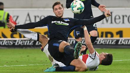 Stuttgarts Mario Gomez (unten) und Berlins Niklas Stark unmittelbar vor dem Tor zum 0:1 aus Hertha-Sicht. 