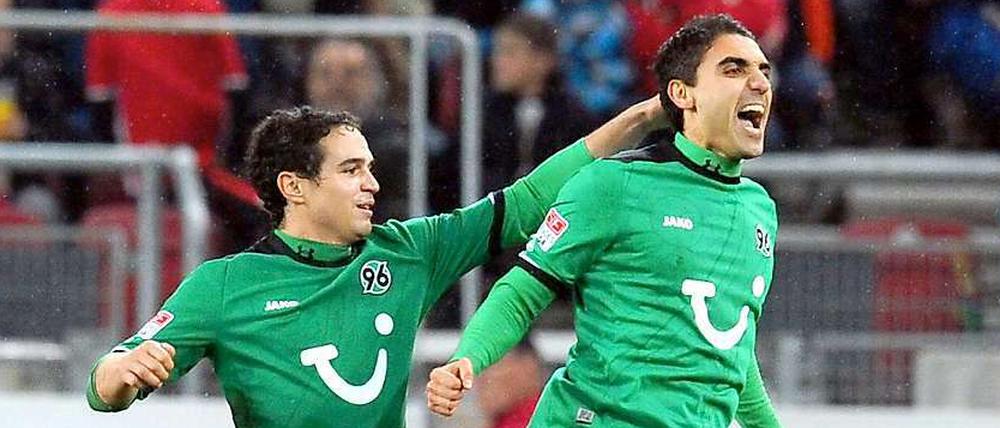 Als Mohammed Abdellaoue (r.) in der 66. Minute ins Spiel kam, hatte seine Mannschaft gerade aus einem 0:2 ein 2:2 gemacht. Der Hannoveraner setzte noch einen Doppelpack drauf, Endstand 4:2 für Hannover 96.