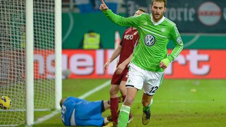 Torwart am Boden, Ball drin. Bas Dost bejubelt sein 2:0 gegen Robert Wulnikowski im Tor der Offenbacher.