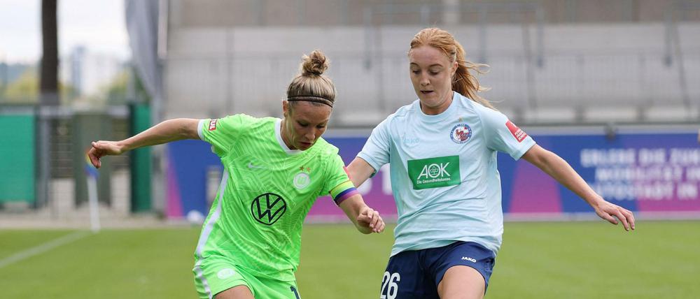 Potsdams Sara Holmgaard im Zweikampf mit Svenja Huth. Gegen die Pokalsiegerinnen vom VfL setzte es zum Auftakt eine deutliche Niederlage.