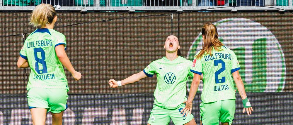 Wolfsburgs Ewa Pajor (M.) schreit die Freude hinaus nach ihrem Führungstreffer. 