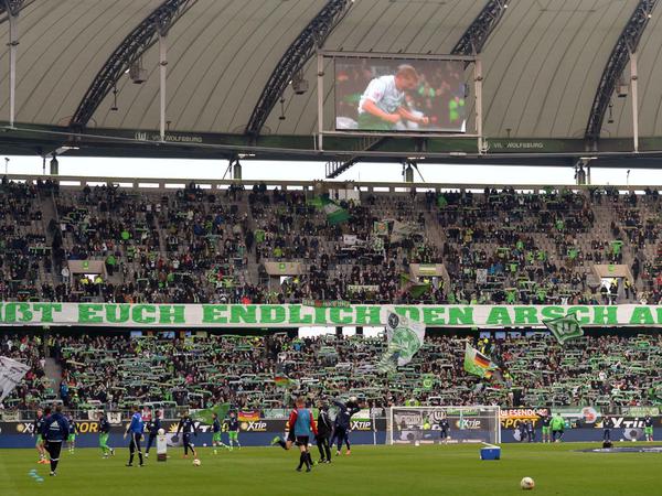 Die Wolfsburger Fans zeigen ein Banner mit «Reißt euch endlich den Arsch auf».