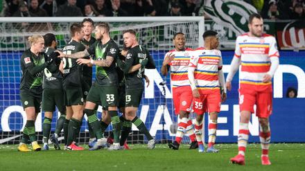 Wolfsburgs Josip Brekalo (verdeckt) bejubelt sein Tor zum 1:0 gegen den FSV Mainz 05 mit seinen Mannschaftskollegen.