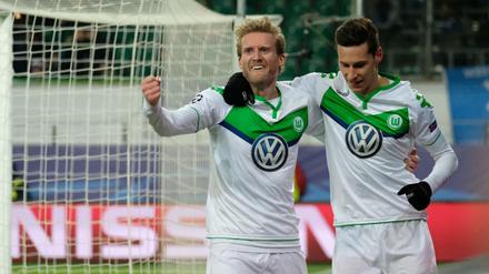 Wolfsburger Weltmeister. Torschütze André Schürrle (links) und Julian Draxler, der die Vorlage lieferte, bejubeln den Sieg über Gent.