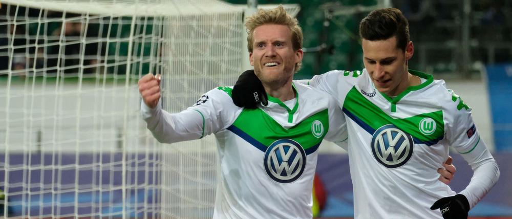Wolfsburger Weltmeister. Torschütze André Schürrle (links) und Julian Draxler, der die Vorlage lieferte, bejubeln den Sieg über Gent.