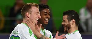 Jubel beim VfL Wolfsburg: Maximilian Arnold, Bruno Henrique und Vieirinha freuen sich über den Sieg gegen die Königlichen. 