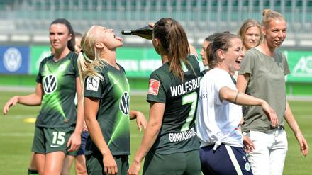 Sekt nach Spielende gab es bei den Fußballerinnen des VfL Wolfsburg.