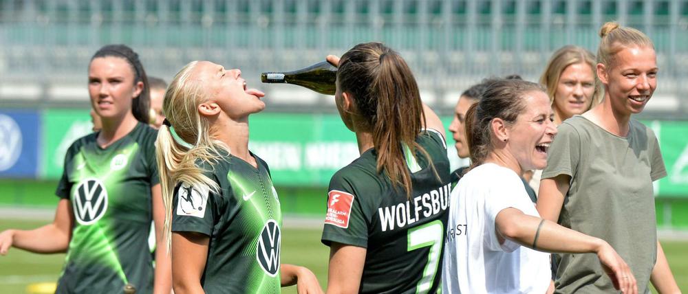 Sekt nach Spielende gab es bei den Fußballerinnen des VfL Wolfsburg.