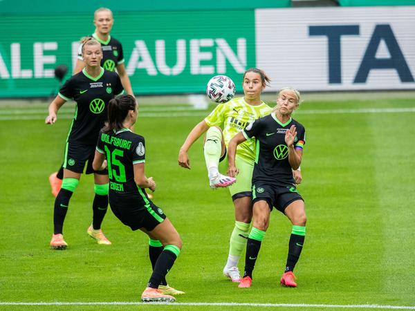 Nah dran: Im Pokalfinale zwischen Wolfsburg und Essen ging es zur Sache.