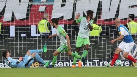 Jubel unter Vorbehalt. Yunus Malli (Zweiter von links) erzielte in der ersten Halbzeit ein Tor für den VfL Wolfsburg, das nach Einsatz des Videobeweises aberkannt wurde. Trotzdem hielt der VfL am Ende die Klasse. 