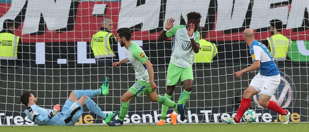 Jubel unter Vorbehalt. Yunus Malli (Zweiter von links) erzielte in der ersten Halbzeit ein Tor für den VfL Wolfsburg, das nach Einsatz des Videobeweises aberkannt wurde. Trotzdem hielt der VfL am Ende die Klasse. 