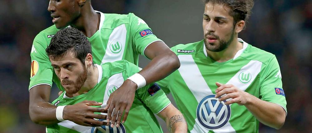 Wolfsburgs Vieirinha (vorne links) feiert seinen Treffer zur 1:0-Führung.