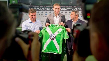 Neuzugang Nicklas Bendtner (Mitte) bringt den Ruf eines Problemprofis mit nach Wolfsburg.