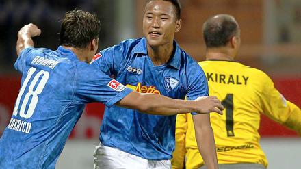 Der Bochumer Torschütze Chong Tese (M) jubelt im Spiel gegen 1860 München nach dem Führungstreffer. -