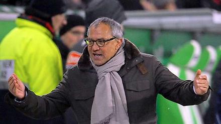 Unter Stress: Wolfsburgs Trainer Felix Magath gestikuliert heftig an der Seitenlinie in der Arena.